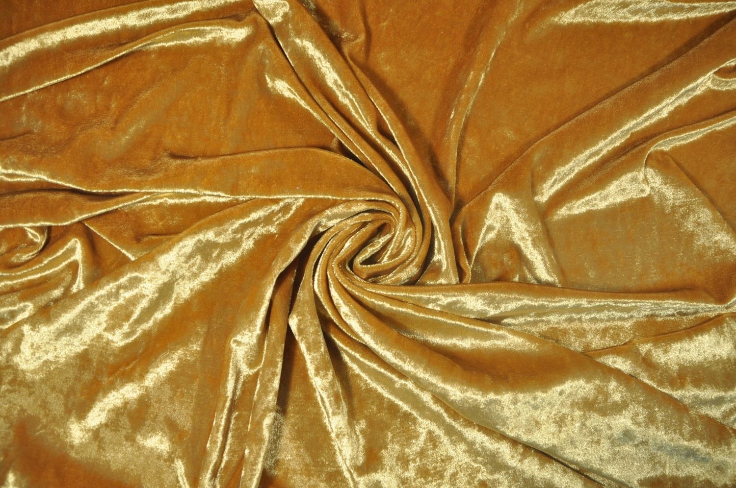 Скатерть золотая бархатная прямоугольная 310/230